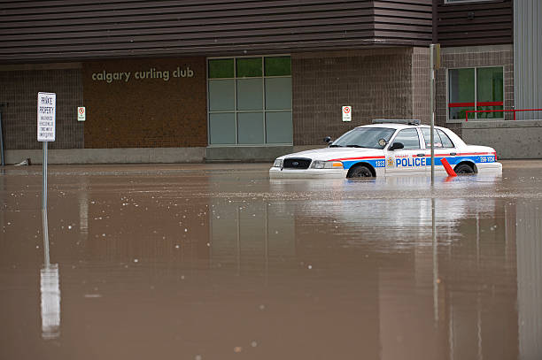 policía cruiser submarino entra en las calles de calgary; - calgary street flood alberta fotografías e imágenes de stock