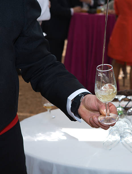 eingießen fino - wine decanter elegance pouring stock-fotos und bilder
