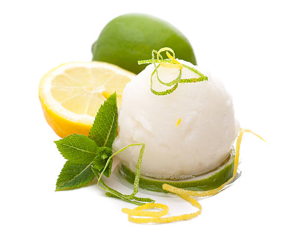 una cuchara de helado de limón con limones y decoración - lemon ice cream fotografías e imágenes de stock