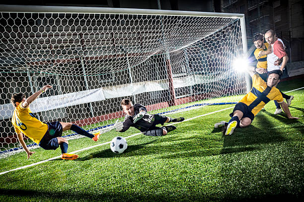 partita di calcio stadium: attaccante dell'obiettivo - soccer player flash foto e immagini stock