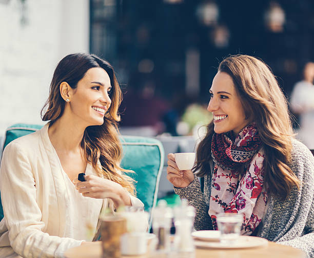 niñas gossiping cafetería al aire libre de estambul - coffee buzz fotografías e imágenes de stock