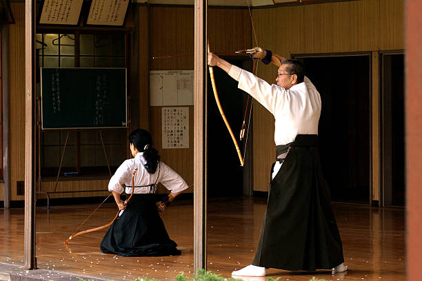 japoński tradycyjnych łucznictwo, kyūdō - yamagata prefektura zdjęcia i obrazy z banku zdjęć