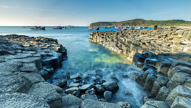 esposizione onde del mare all'alba giant's causeway - long exposure rock cloud sky foto e immagini stock