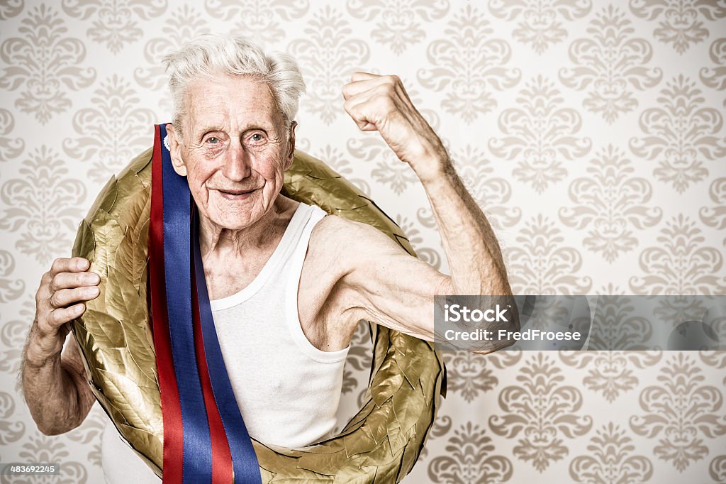 Le gagnant-homme senior doré avec couronne de laurier - Photo de Gagner libre de droits