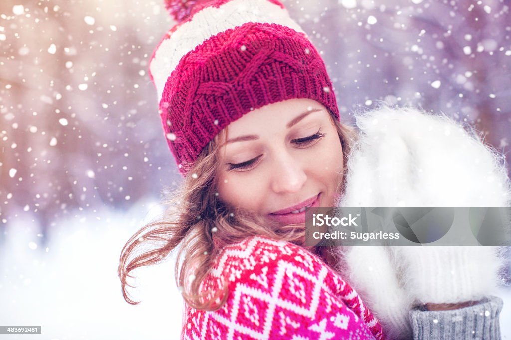 Schöne Frau genießen winter - Lizenzfrei Frauen Stock-Foto