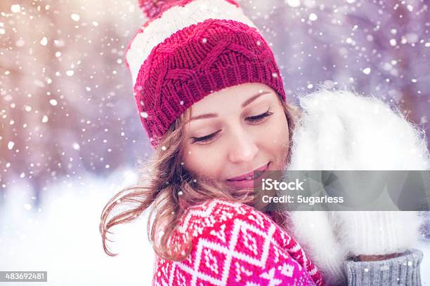 Красивая Женщина Наслаждаясь Зимний — стоковые фотографии и другие картинки Женщины - Женщины, Свитер, Шерсть