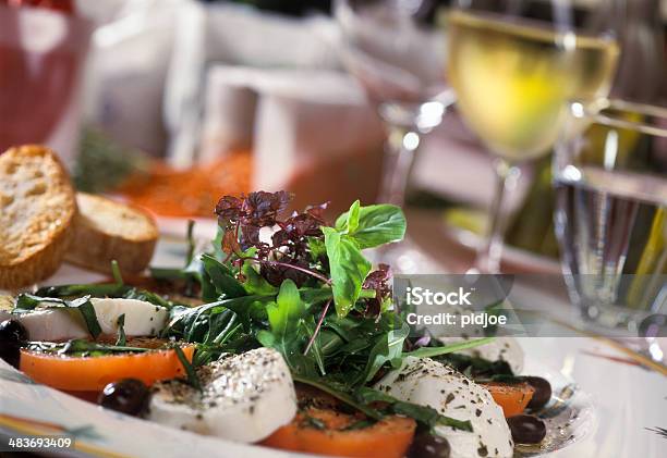 Salada De Tomate E Queijo De Cabra - Fotografias de stock e mais imagens de Prato - Refeição - Prato - Refeição, Almoço, Azeitona Preta
