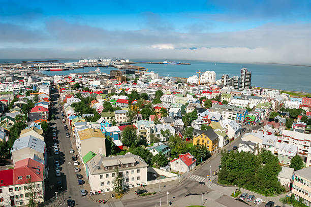 vue plongeante sur les maisons de reykjavik - iceland map city map relief map photos et images de collection