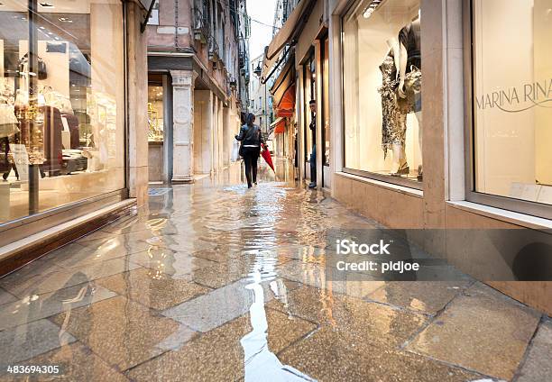 女性ブーツを渡る小道にあふれるイタリアベニス - 洪水のストックフォトや画像を多数ご用意 - 洪水, ビジネス, 都市