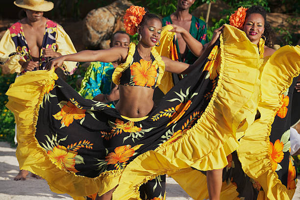 gens faire traditionnel de danse séga valio de la ville, l île maurice." - sega dance photos et images de collection