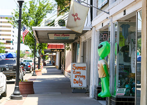 main street à roswell - roswell photos et images de collection