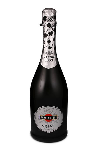 una botella de vino espumoso martini asti, italia - brand name liquid wine champagne fotografías e imágenes de stock