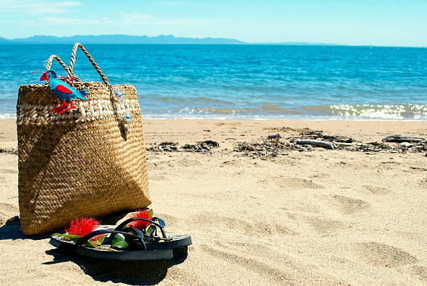 kete kiwiana natale, lino e jandals by the sea - kiwiana foto e immagini stock