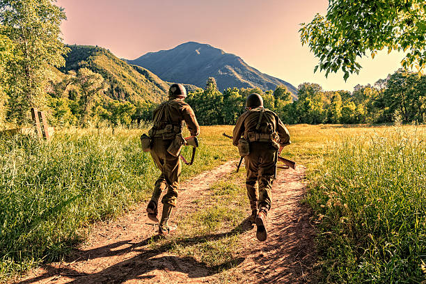 dois contra soldados retire a correr em campo aberto - military canteen imagens e fotografias de stock