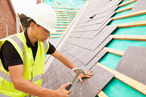 строительство работник на строительство сайта откладывание синевато плитки - roof repairing tile construction стоковые фото и изображения