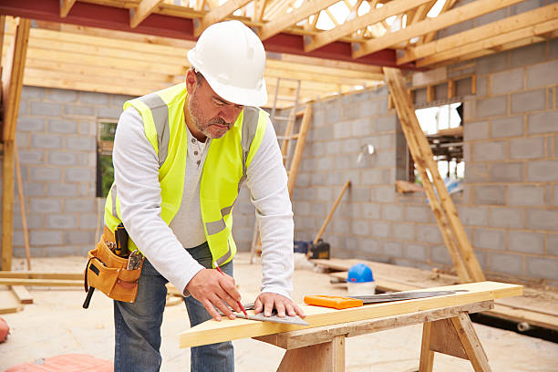 carpenter corte parlamento apoya en el último piso del edificio - carpenter construction residential structure construction worker fotografías e imágenes de stock