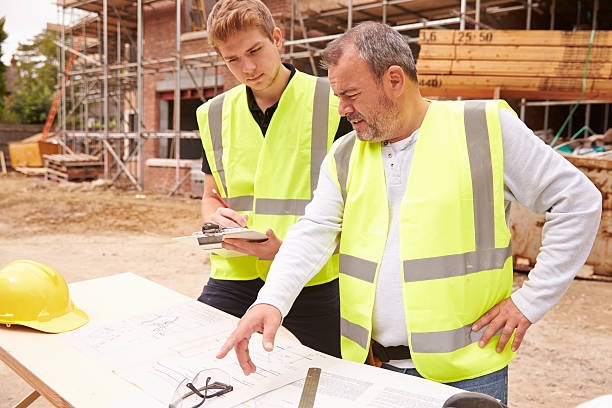 builder auf baustelle diskutieren arbeit mit apprentice - safety meeting construction site construction stock-fotos und bilder