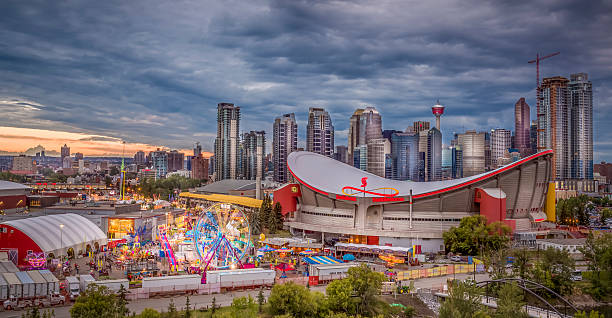 calgary stampede e skyline della città - scotiabank saddledome foto e immagini stock