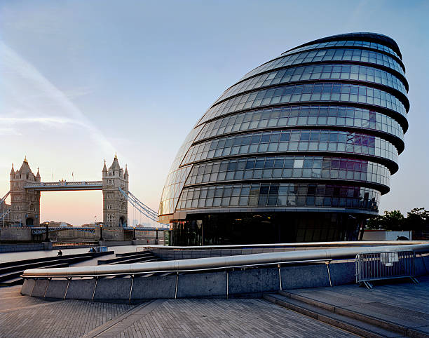 city hall & tower bridge, londres, reino unido. - city hall de londres fotografías e imágenes de stock