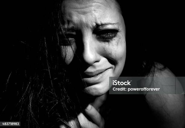 Abuso - Fotografias de stock e mais imagens de Mulheres - Mulheres, Violência, Preto e Branco