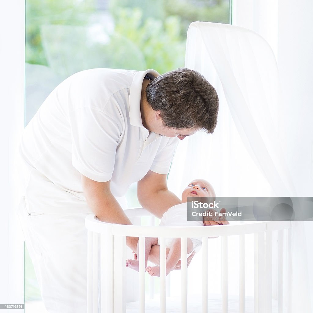 Pai colocar no bebé recém- nascido em branco redondo Berço junto à janela - Royalty-free 12-15 Meses Foto de stock