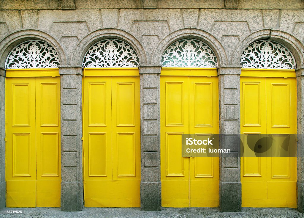 Cuatro puertas de un edificio colonial - Foto de stock de Puerta - Entrada libre de derechos