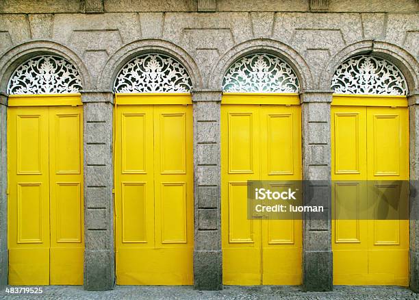 Cuatro Puertas De Un Edificio Colonial Foto de stock y más banco de imágenes de Puerta - Entrada - Puerta - Entrada, Fila - Arreglo, Repetición
