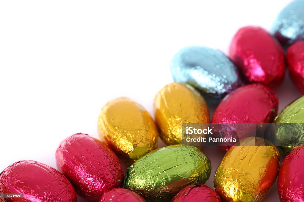 Coloridos huevos de Chocolate bastidor - Foto de stock de Alimento libre de derechos