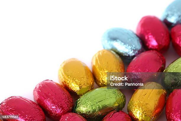 Coloridos Huevos De Chocolate Bastidor Foto de stock y más banco de imágenes de Alimento - Alimento, Borde, Celebración - Acontecimiento