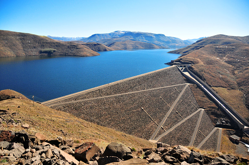 Mohale Dam, Lesoto: embankment rock-pared de llenado photo