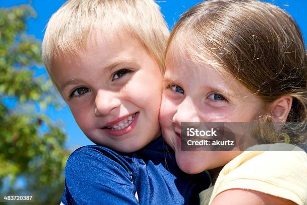 Hermano Y Hermana Jugando Foto de stock y más banco de imágenes de 4-5 años - 4-5 años, 6-7 años, Abrazar