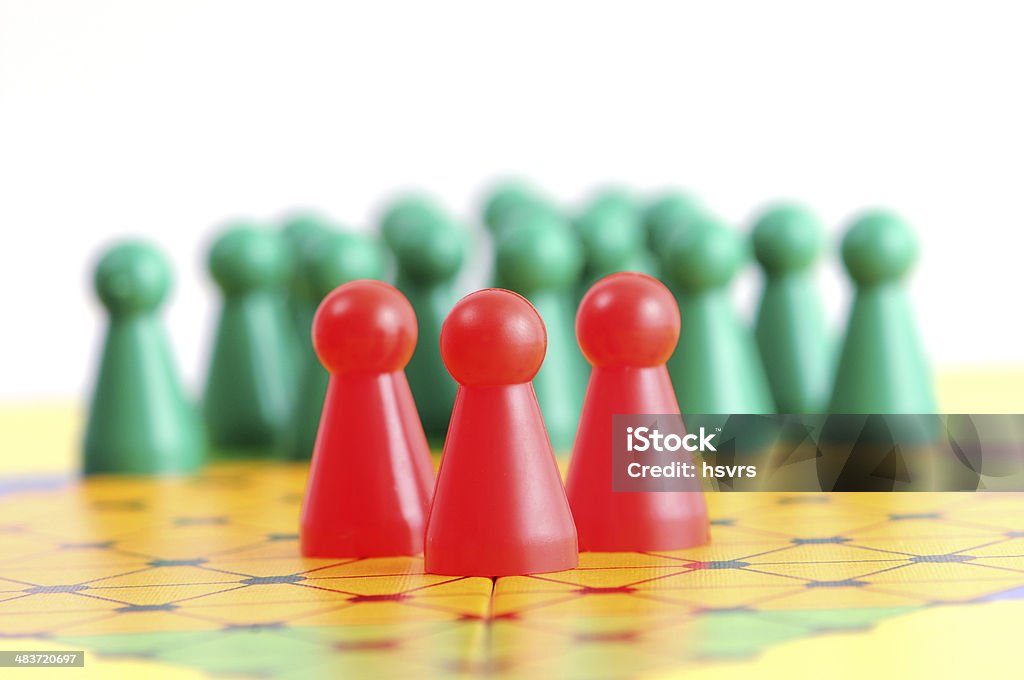 Китайские шашки с Пешка в конфликтной ситуации - Стоковые фото Агрессия роялти-фри