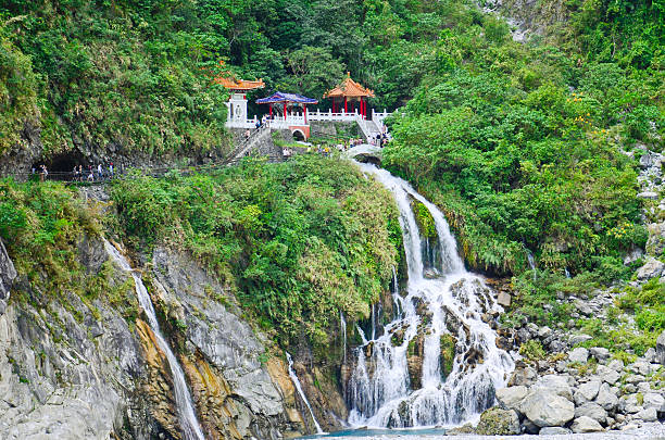 taiwán taroko national park-changchun (eterna santuario de resorte) - parque nacional de gorge taroko fotografías e imágenes de stock