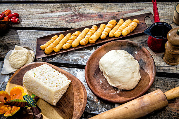 fazer tequeños ou tequenos mais populares alimentos de snack venezuel - mozzarella stick appetizer fried imagens e fotografias de stock