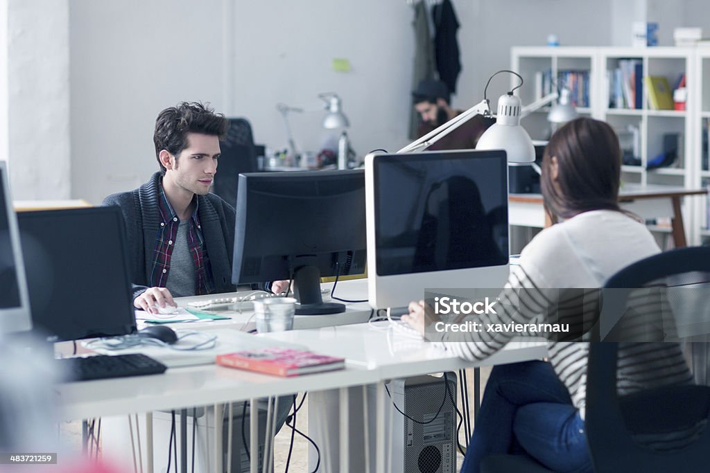 Working on a design - Royalty-free Kantoor Stockfoto Working on a design - Royalty-free Kantoor Stockfoto