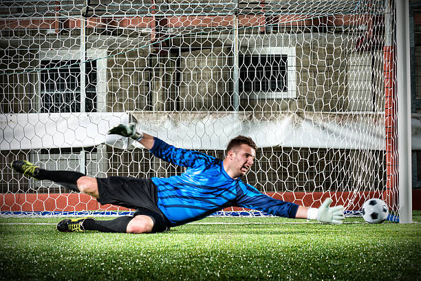 jogo de futebol no estádio: goleiro economize - soccer player flash - fotografias e filmes do acervo