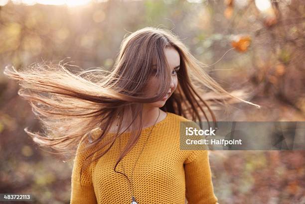 Herbst Mädchen Stockfoto und mehr Bilder von Attraktive Frau - Attraktive Frau, Blatt - Pflanzenbestandteile, Braun