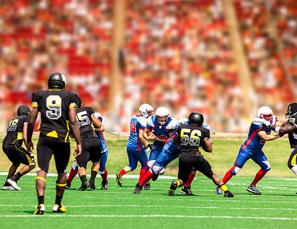 drużyny biegacz ma piłką. obrońców. stadion fanów. pola. - american football zdjęcia i obrazy z banku zdjęć