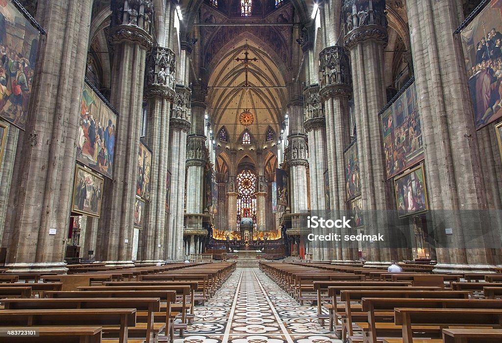Navata centrale di Milano-Duomo o sulla cattedrale - Foto stock royalty-free di Cattedrale