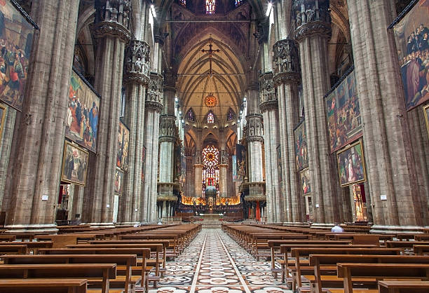 navata centrale di milano-duomo o sulla cattedrale - cathedral gothic style indoors church foto e immagini stock