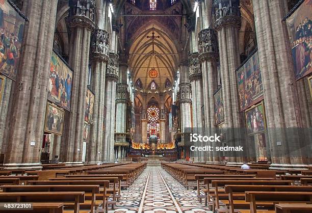 Navata Centrale Di Milanoduomo O Sulla Cattedrale - Fotografie stock e altre immagini di Cattedrale - Cattedrale, Milano, Ambientazione interna