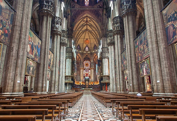 milão-main nave do duomo e a catedral - cathedral gothic style indoors church - fotografias e filmes do acervo