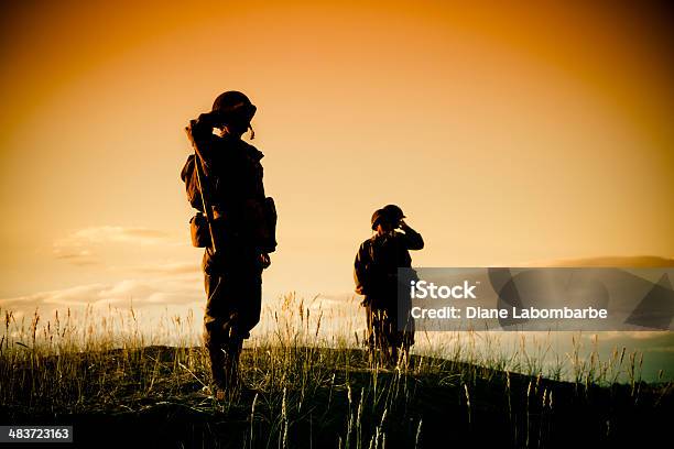 Soldati Della Seconda Guerra Mondiale Rendere Omaggio Su Una Collina - Fotografie stock e altre immagini di Personale militare