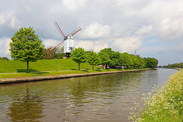 brugge （ブルージュ）、運河と花の風車 - belgium bruges windmill europe ストックフォトと画像