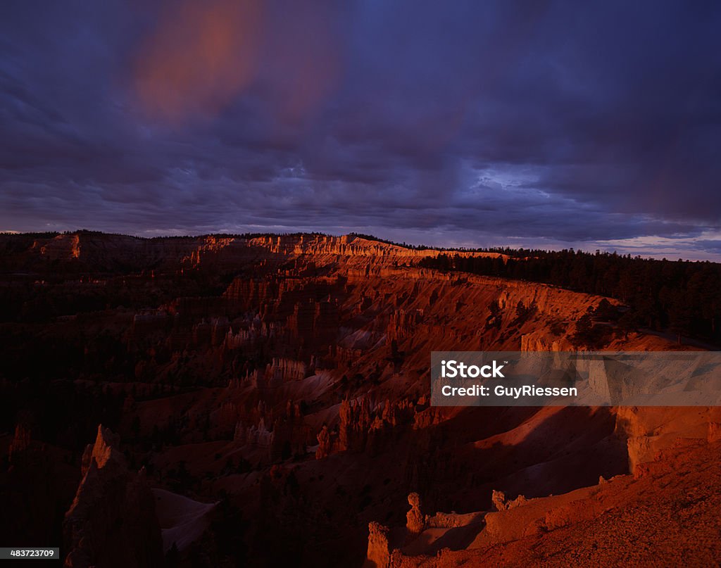 Bryce Canyon o świcie z wyczyszczeniem Storm - Zbiór zdjęć royalty-free (Alpenglow)