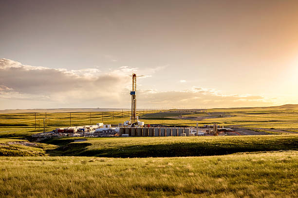 fracturation hydraulique de forage offshore sur la prairie au crépuscule - fracking photos et images de collection