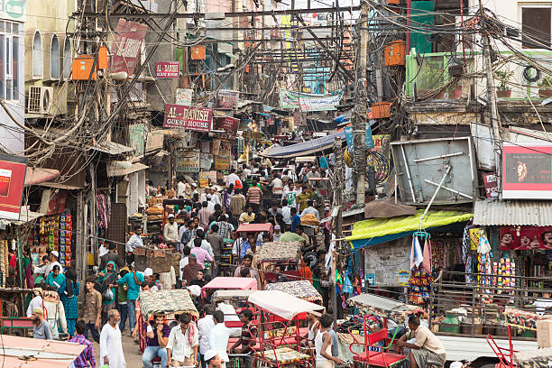 ruas caóticas de old delhi, na índia - mass transport - fotografias e filmes do acervo