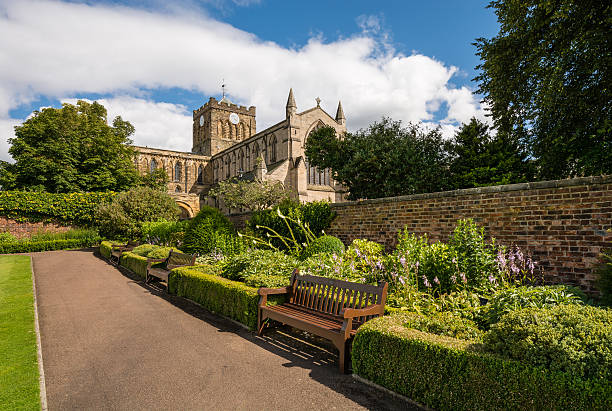 hexham abbey domina a cidade - dirty bench empty park - fotografias e filmes do acervo