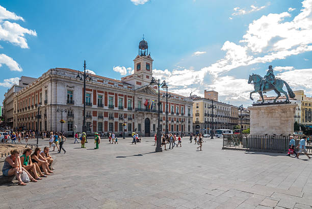 puerta del sol, madrid, spagna - puerto de sol foto e immagini stock