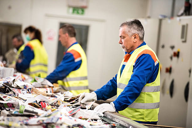 homme senior travaillant sur le recyclage du papier de - recycling paper garbage newspaper photos et images de collection